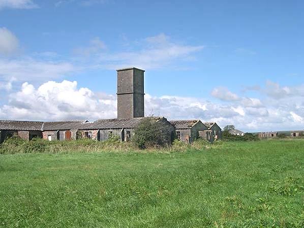 This range of domestic huts stands close to the Type B receiver block and includes toilets, ablutions, canteen and kitchen. The tower contains a water tank (2004) (Bob Jenner)
