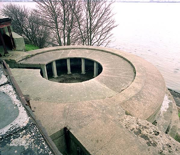1941 6-inch Mark VII emplacement - The gun pit seen from the roof of the casemate. The circular buttressing is clearly visible (Nick Catford)