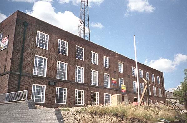 Station Z in c.1985. The two level bunker is beneath the office building. The radio mast to the rear was erected in 1955 for the Home Office Hilltop Radio system (Dr. James Fox/John Harris/RAF Holmpton archive)