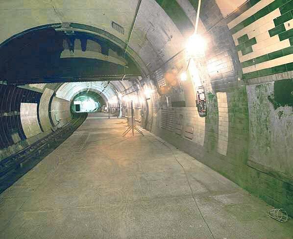 Looking north along Platform 2 at Aldwych in August 1995 (Nick Catford)