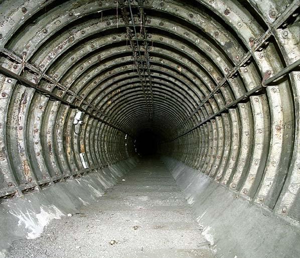 Tunnel between Platform 2 at Aldwych and Holborn in August 1995 (Nick Catford)