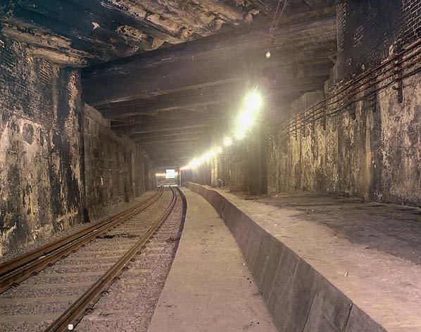 Holborn Viaduct Low Level Station (west platform) looking north in December 1986 (Nick Catford)