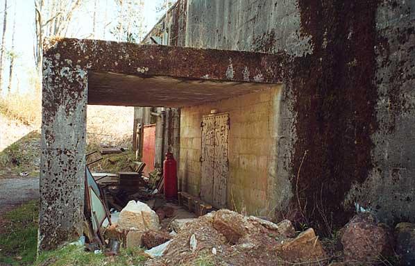 Protected entrance (Apr 2000) (Bob Biggart)