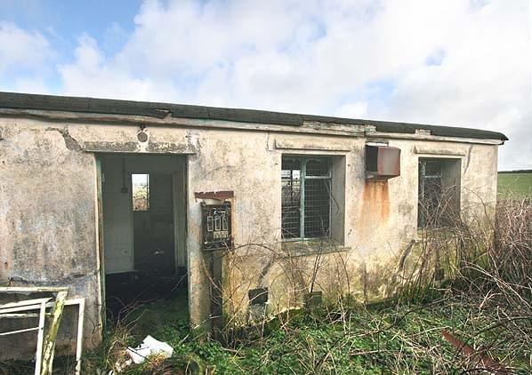 VHF transmitter site in February 2007. The transmitter building (Nick Catford)
