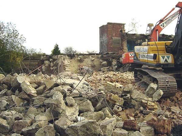Demolition of Horsham ROC Group HQ - 3.11.2004 (Dave Robertson)
