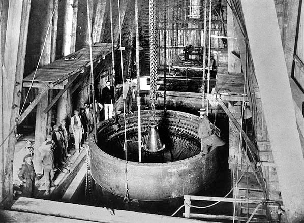 A lining being lowered into Simpson shaft (White Cliffs Countryside Partnership)