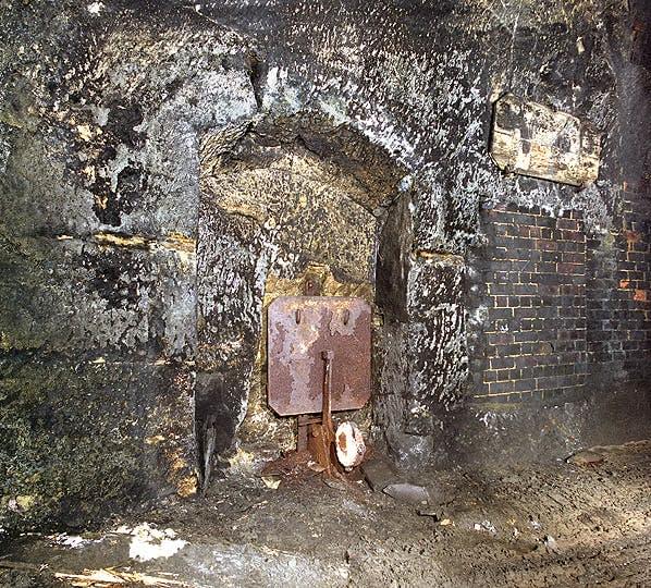 A tunnel gong seen inside the Wapping tunnel in 1998 (Nick Catford)