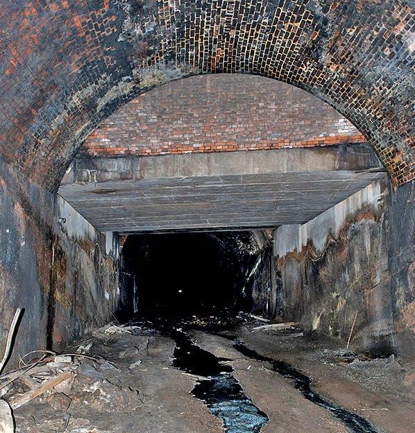 A view looking east towards Edge Hill on 26 April 2014 from a point just to the west of Great George Street. The structure seen protruding into the tunnel is the mid-1970s bridge that was created to carry the Merseyrail link line between the original alignment of the CLC main line and the alignment of the former Liverpool Central Low Level platform. The line opened as part of the Merseyrail Northern line to passenger services on 3 January 1978 (Chris Iles)
