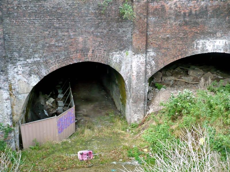 To the left is the eastern portal of the short section of the original 1829 Wapping tunnel seen on 26 April 2014. What had been one tunnel became two when a cutting was created at this location in 1895/6. To the right is a tunnel that gave access to the northern part of the goods station at Wapping. It dates to 1895/6 (Paul Wright)
