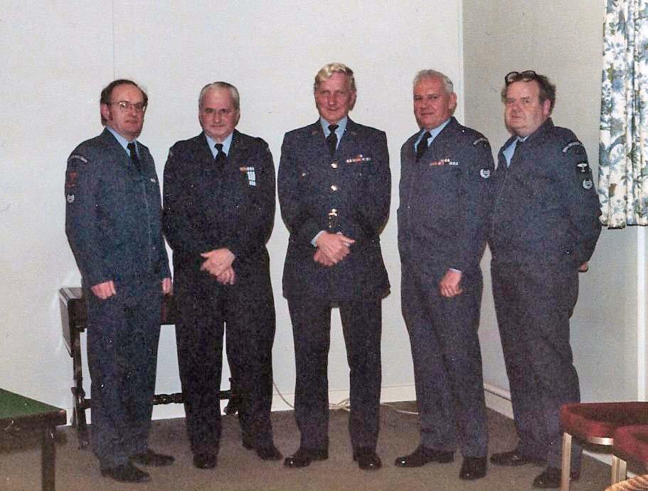 Hyde ROC Post - Bob Horrocks (First on left in picture) (Observer Robert Horrocks © Stewart Crook)