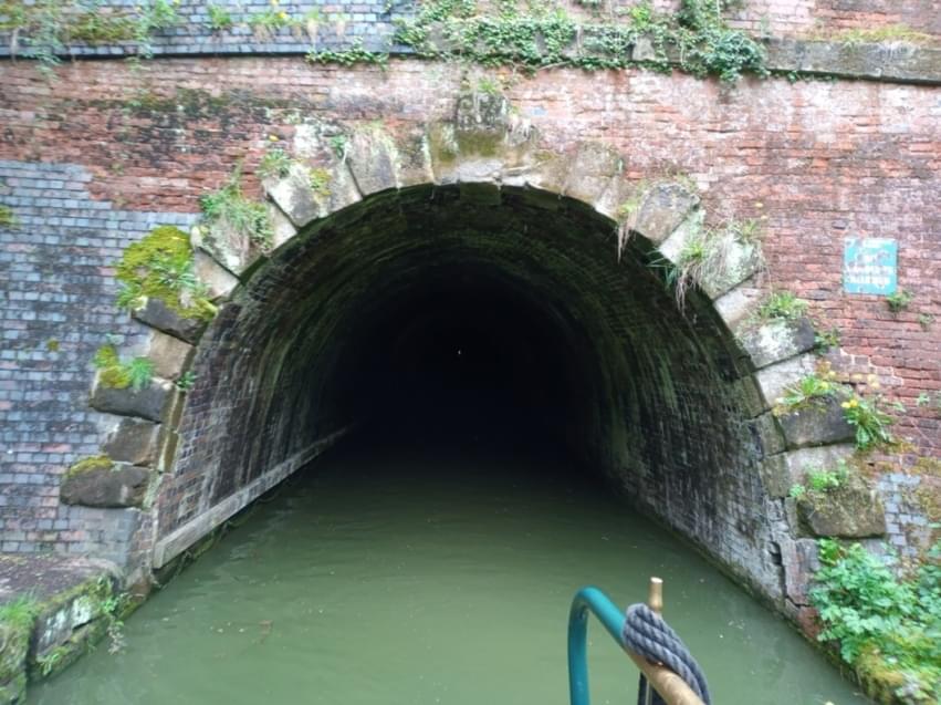The eastern portal to Braunston Tunnel. The blue notice to the right dates from the days of the British Waterways Board and prohibits canoeists. (Linda Dixon)