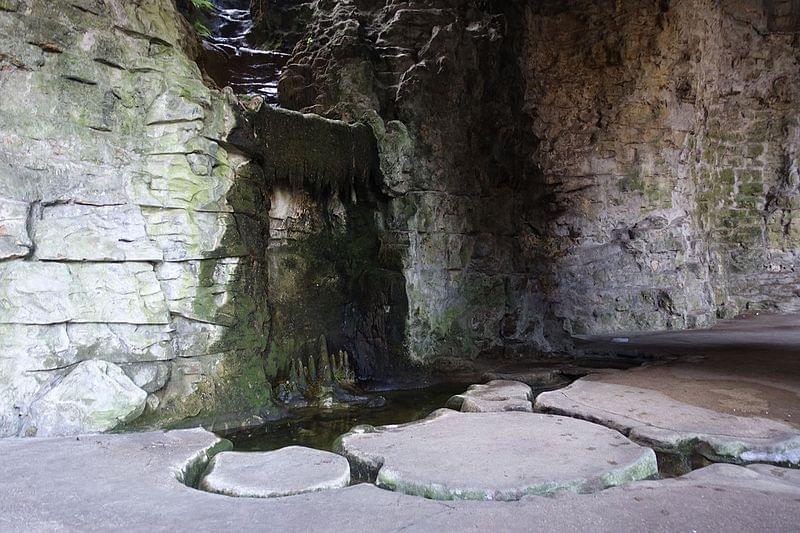 The Grotto and Waterfall within Parc des Buttes-Chaumont (Guilhem Vellut: Creative Commons)