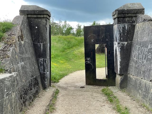 Entrance (Neil Iosson / 2021)