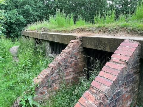 Half height entrance - WW2 building (Neil Iosson / 2021)