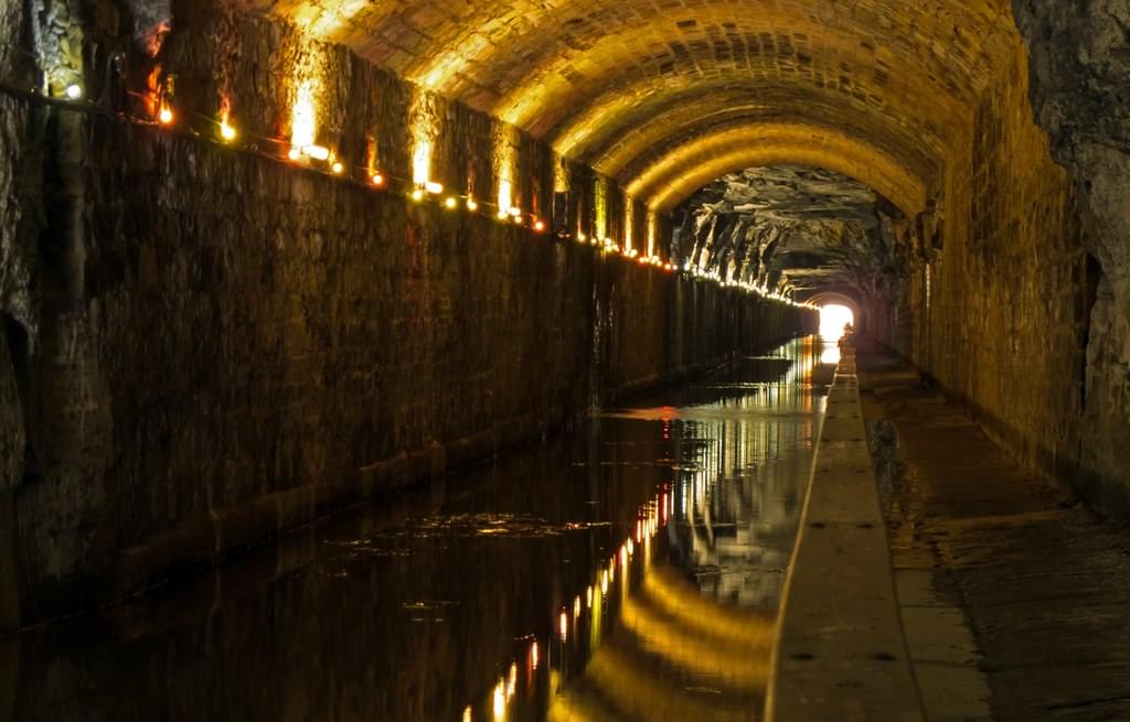 Colourful lighting in Falkirk Tunnel  (cc-by-sa/2.0 - © Greg Fitchett - geograph.org.uk/p/5245595)