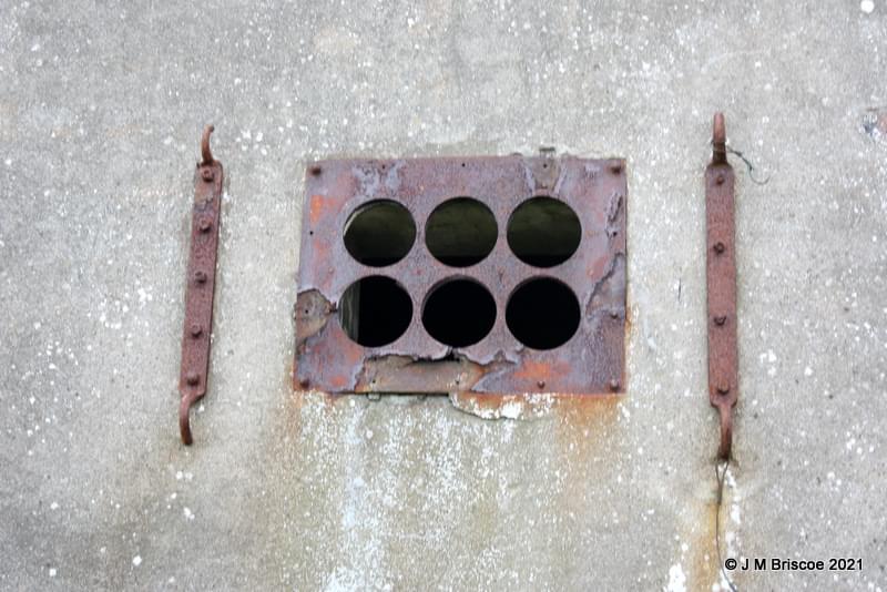 Detail of window and brackets on NE wall. (Martin Briscoe)