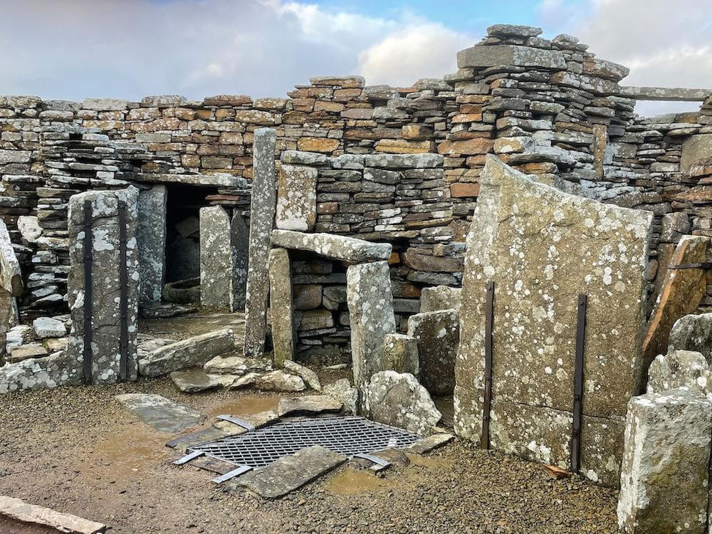 Interior or broch with main doorway. Cistern covered by grill.  (Neil Iosson)