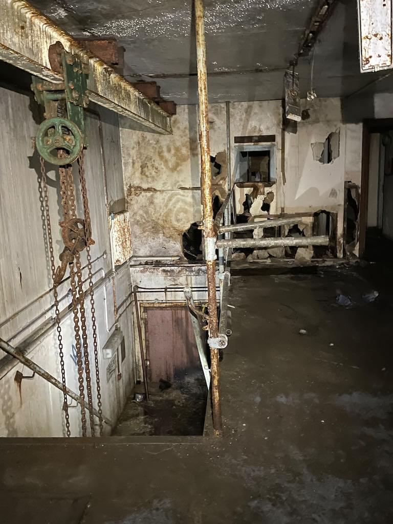 Main entrance, stairs to lower level with block and tackle over.  (Neil Iosson - 2021)