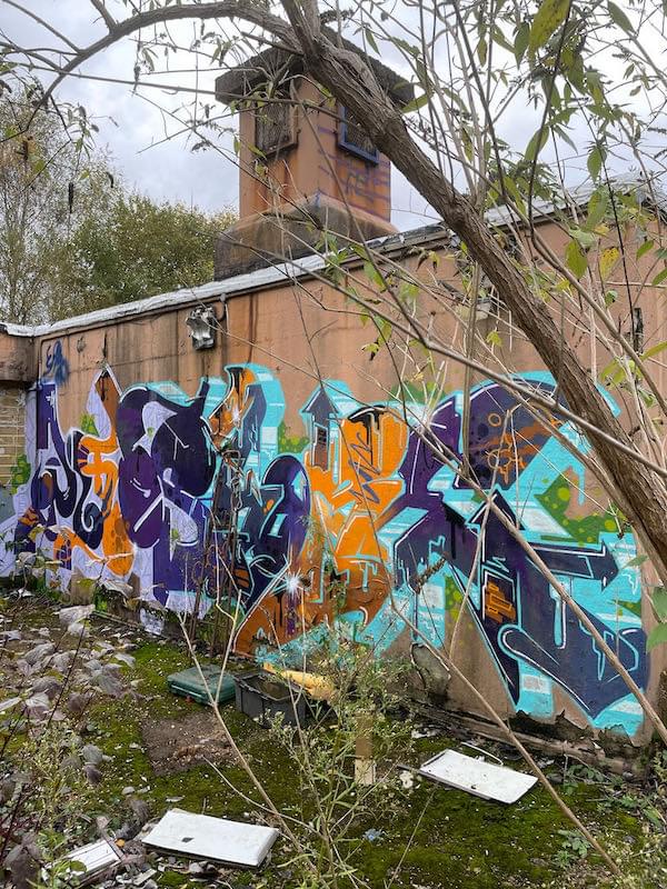 Extensive graffiti on the outside of the building (Neil Iosson - 2021)