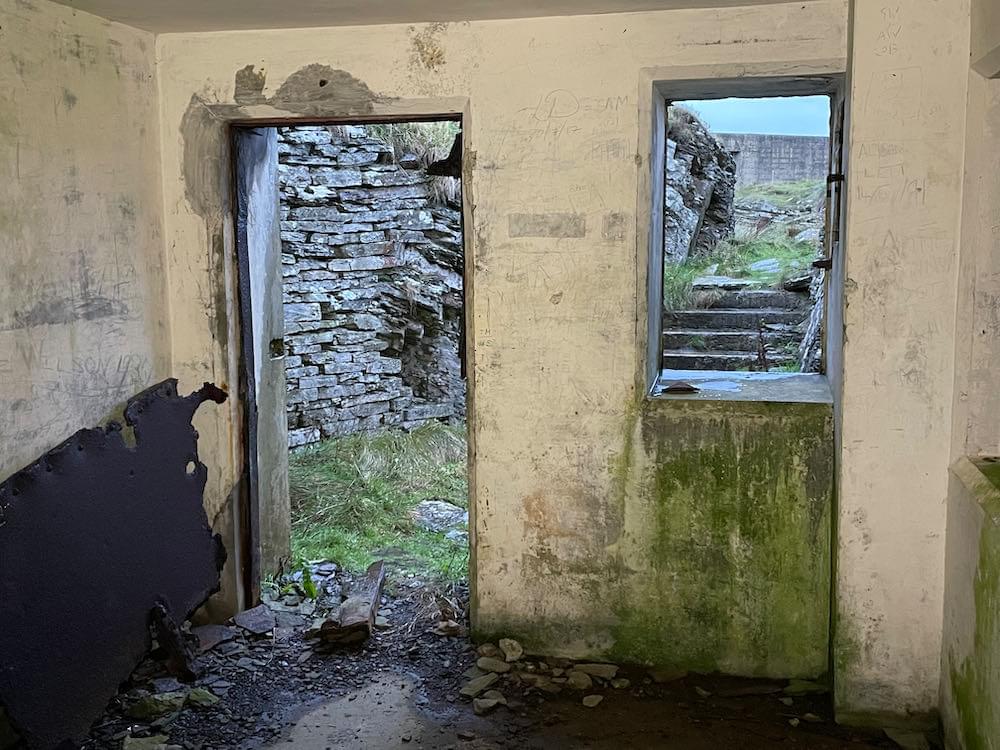 Shifting lobby (Neil Iosson - 2021)