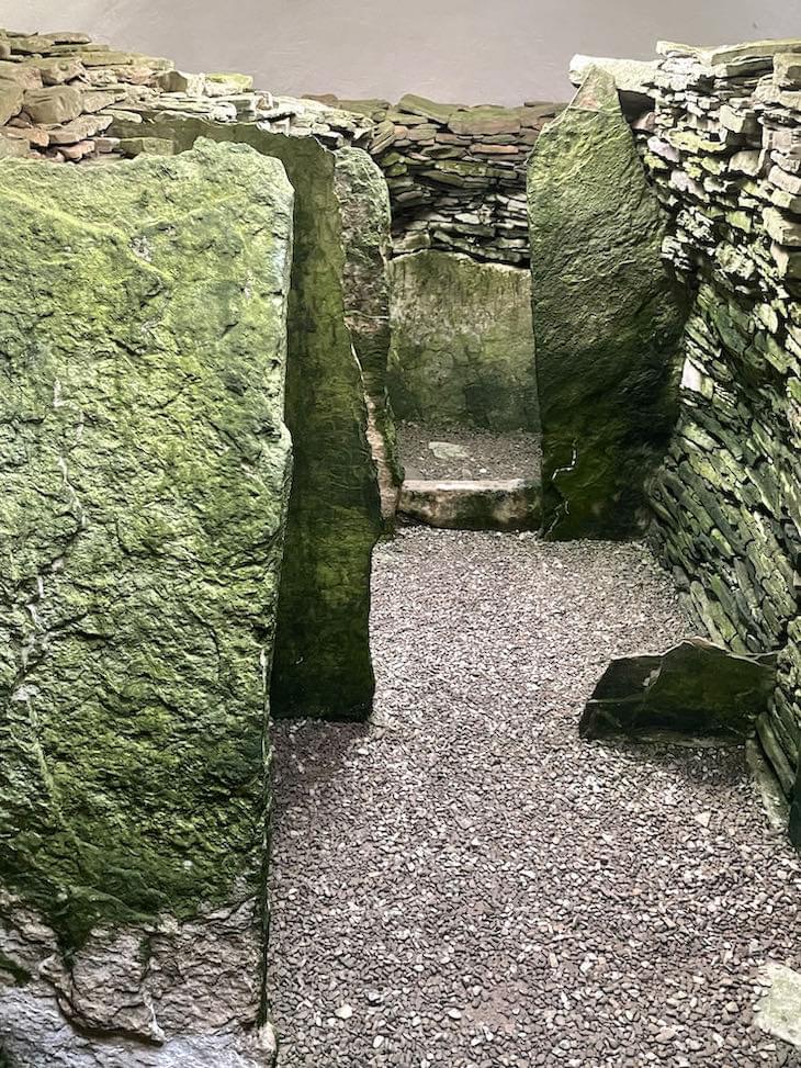 Vertical stones separate the chamber (Neil Iosson - 2021)