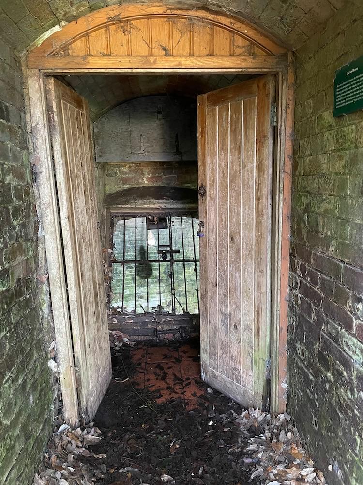 Vestibule  (Neil Iosson - 2021)