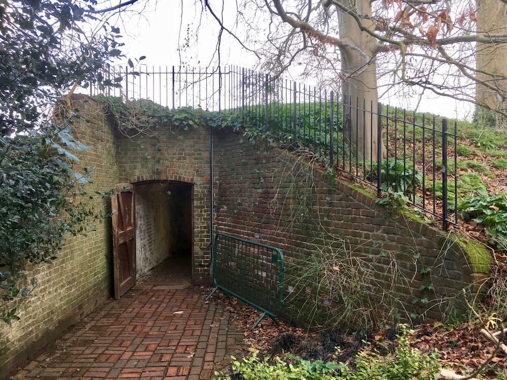 Entrance (Tim Wellburn - 2022)