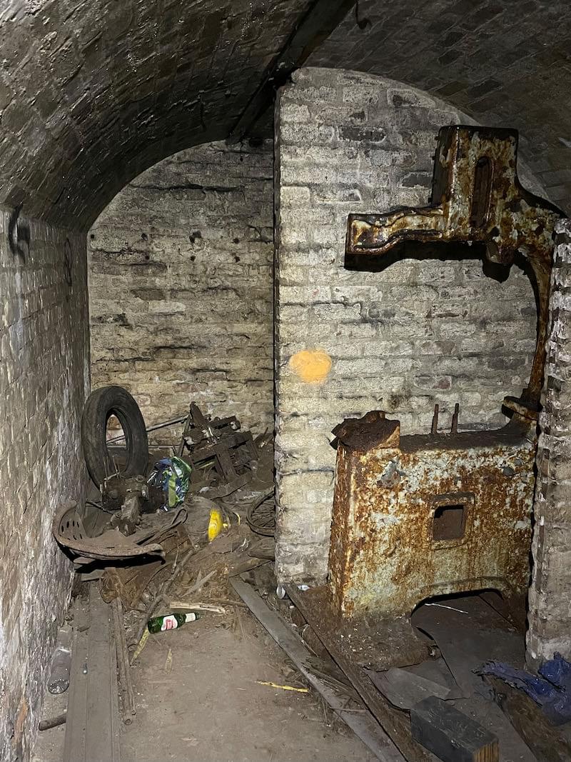 Equipment in cross passage (Neil Iosson - 2022)