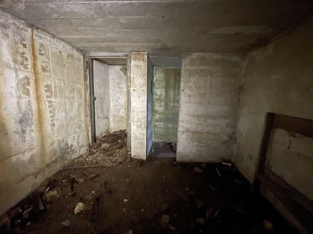 Interior, small toilet area (Neil Iosson - 2023)