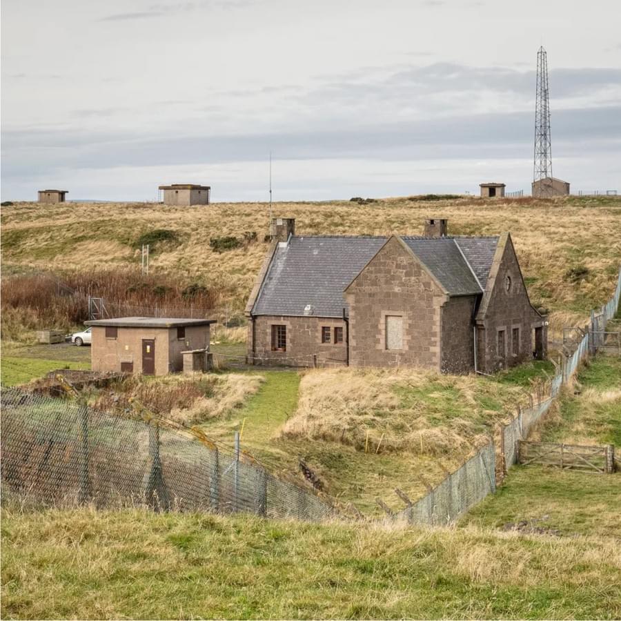 Guardhouse and radar plinths (© Quintin Lake, 2019)