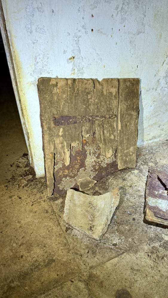 Original wooden entrance hatch cover (Neil Iosson - 2026)